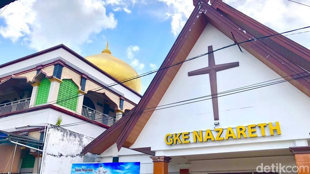 Masjid Al Azhar dan Gereja Nazareth berdiri berdampingan di kawasan Amaco, Kota Palangka Raya Masjid Al Azhar dan Gereja Nazareth berdiri berdampingan di kawasan Amaco, Kota Palangka Raya.