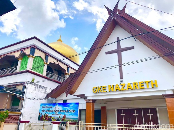 Masjid Al Azhar dan Gereja Nazareth berdiri berdampingan di kawasan Amaco, Kota Palangka Raya.