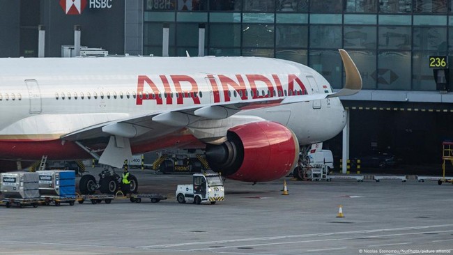 The Lone Survivor Tragedi Air India, Merangkak di Antara Korban Jiwa