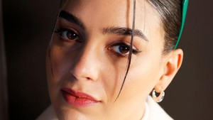 Melissa Barrera Martinez lahir di Monterrey, Nuevo León, Meksiko. Ketertarikannya pada dunia seni muncul sejak masa SMP, mulai ikut pertunjukan teater sekolah, tampil dalam berbagai musikal seperti The Wizard of Oz, Footloose, Joseph and the Amazing Technicolor Dreamcoat, sampai Aida.  Foto: Getty Images for SAGindie/Fred Hayes