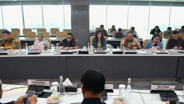 Menkomdigi Meutya Hafid intruksikan operator seluler hadirkan koneksi internet 100 Mbps di sekolah hingga puskesmas di daerah blankspot.