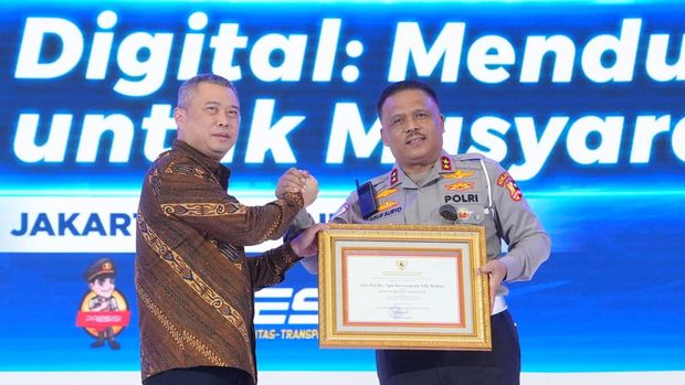 Menteri Perhubungan RI Dudy Purwagandhi memberikan penghargaan kepada Kakorlantas Polri Irjen Agus (dok istimewa)