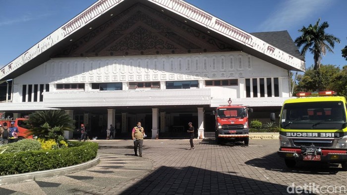 Mobil damkar di kantor DPR Aceh. (Agus Setyadi/detikSumut)
