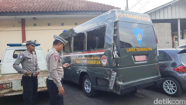 Mobil Lapas Kelas 1A Tasikmalaya terguling di Jalan Salebu