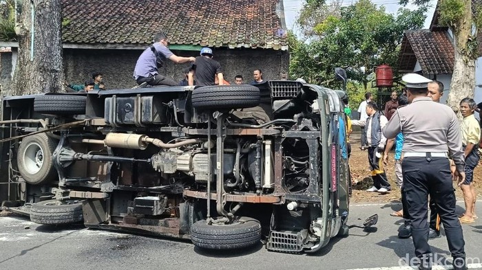 Mobil Lapas Kelas 1A Tasikmalaya terguling di Jalan Salebu
