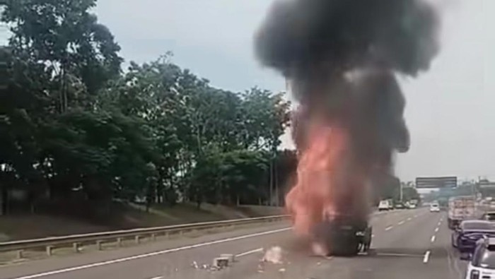 Mobil pikap terguling dan terbakar di Tol Cikampek.