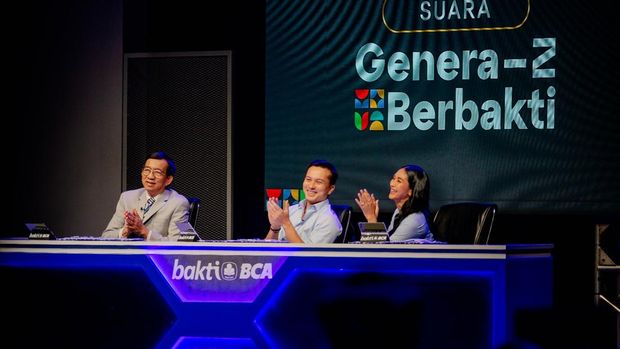Nicholas Saputra jadi panelis bareng Happy Salma dalam program kelompok mahasiswa yang ingin mengabdi untuk desa.