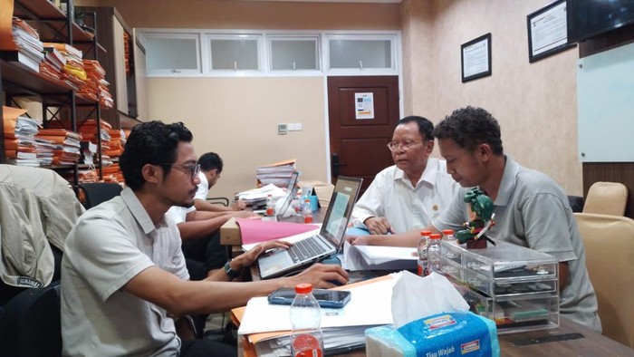 Notaris yang nyambi jadi mafia di Gresik saat jalani pemeriksaan.
