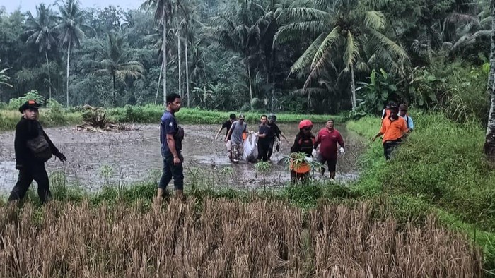 Jenazah korban pencari ikan yang ditemukan meninggal dunia saat dievakuasi dari Sungai Progo Magelang, Jumat (13/6/2025).