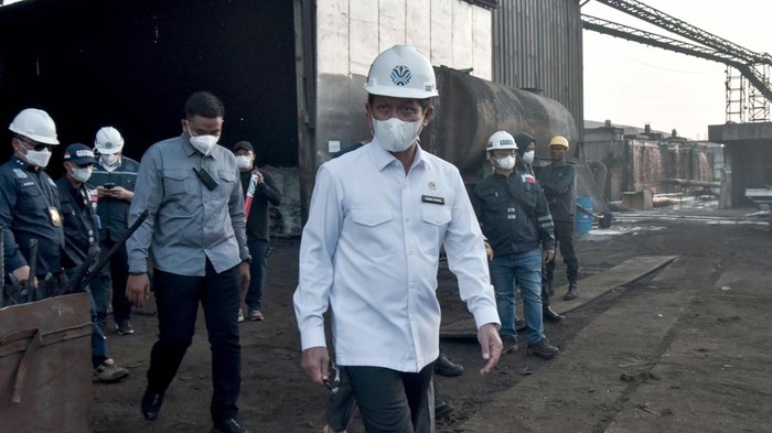 Pabrik di Bekasi Disegel! Petugas Penegakan Hukum (Gakkum) Kementerian Lingkungan Hidup memasang plang penyegelan di samping limbah bahan berbahaya dan beracun (B3) jenis mill scale di Pabrik PT Wan Bao Long Steel saat inspeksi mendadak di Kedungwaringin, Kabupaten Bekasi, Jawa Barat, Kamis (12/6/2025). Kementerian Lingkungan Hidup menyegel dua pabrik PT Wan Bao Long Steel dan PT Zhongchen New Energy Technology Indonesia karena diduga menjadi sumber pencemaran udara hingga ke wilayah Jakarta. ANTARA FOTO/ Fakhri Hermansyah