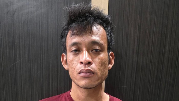 Pelaku DO saat ditangkap polisi karena menganiaya anak pacarnya hingga meninggal dunia. (Dok. Istimewa)