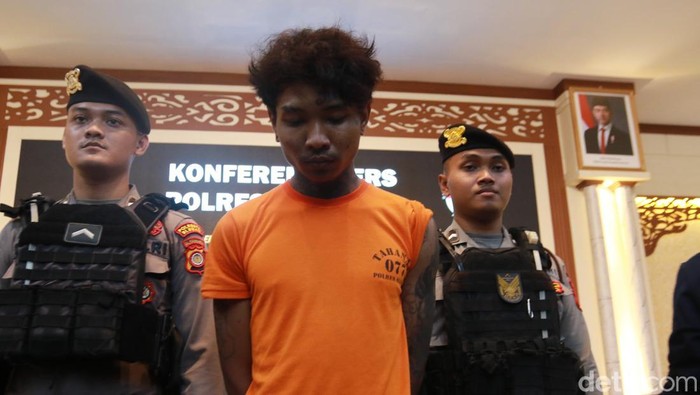 Pelaku pembegalan ojol di Kalasan, Sleman, saat dirilis di aula Polresta Sleman, Jumat (13/6/2025).