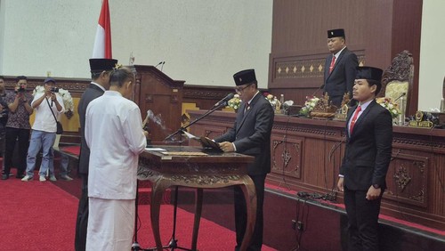 Pelantikan I Made Sudariana sebagai anggota DPRD Gianyar melalui mekanisme PAW untuk sisa masa jabatan 2024-2029. Pelantikan dilakukan melalui sidang paripurna di Ruang Sidang Utama DPRD Gianyar, Jumat (13/6/2025). (Leona Wirawan/detikBali)
