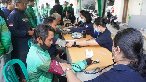 Pelayanan kesehatan gratis dari Biddokkes Polda Bali untuk pengemudi ojek online dalam memperingati Hari Bhayangkara ke-79 di Kantor Grab Denpasar, Jumat (13/6/2025). (Dok. Polda Bali)
