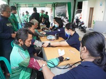 Biddokkes Polda Bali Laksanakan Bakti Kesehatan untuk Pengemudi Ojek Online