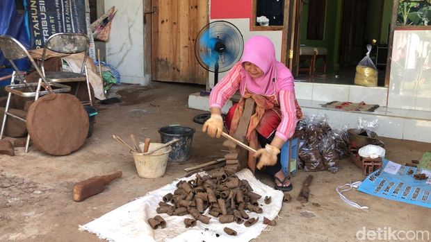 Atun Dwi Astuti (43) sedang membuat Ampo di kediamannya, Imogiri, Bantul, Jumat (13/6/2025).