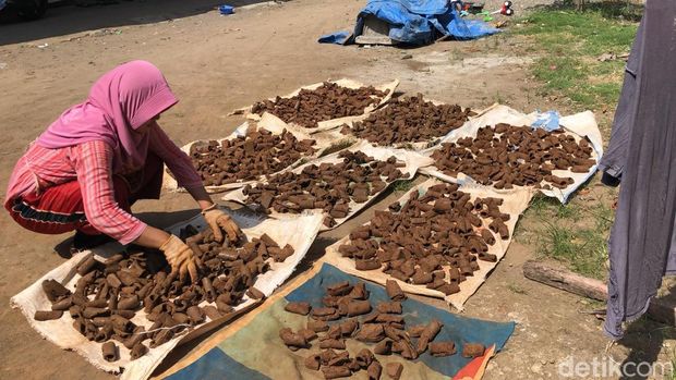 Atun Dwi Astuti (43) sedang membuat Ampo di kediamannya, Imogiri, Bantul, Jumat (13/6/2025).
