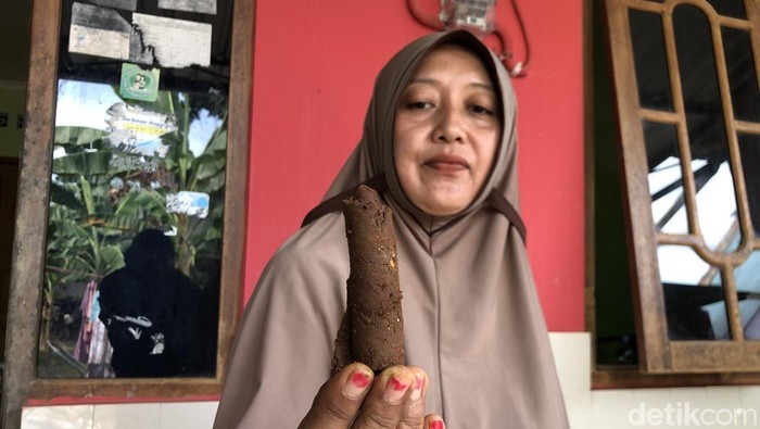 Atun Dwi Astuti (43) sedang membuat Ampo di kediamannya, Imogiri, Bantul, Jumat (13/6/2025).