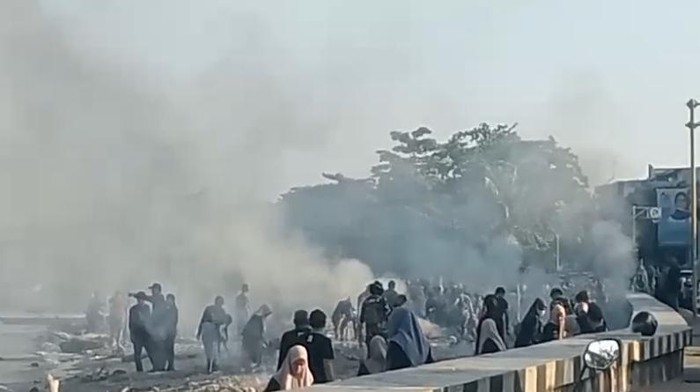 Pemkot Parepare bakar sampah saat kerja bakti di Pantai Mattirotasi.