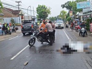 Kecelakaan Maut Depan Masjid Namira Lamongan, Seorang Pemotor Tewas
