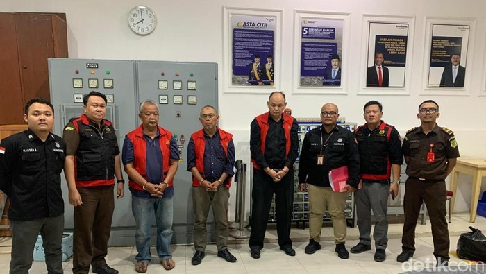Penahanan tersangka kasus korupsi dana hibah Pramuka Kota Bandung Rp 6,5 miliar.