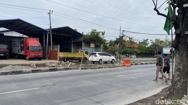 Penampakan median jalan yang dibongkar warga Desa Triwulan, Kecamatan Sayung, Kabupaten Demak, belum bisa dilewati untuk putar balik, Jumat (13/6/2025).