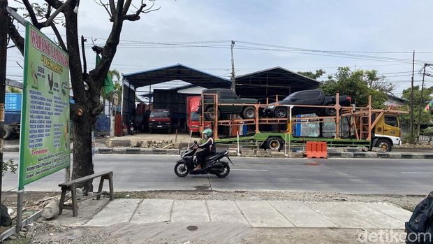 Penampakan median jalan yang dibongkar warga Desa Triwulan, Kecamatan Sayung, Kabupaten Demak, belum bisa dilewati untuk putar balik, Jumat (13/6/2025).