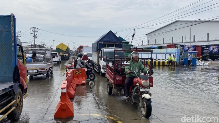 Penampakan median jalan yang dibongkar warga Desa Triwulan, Kecamatan Sayung, Kabupaten Demak, belum bisa dilewati untuk putar balik, Jumat (13/6/2025).