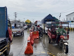 Melihat Lebih Dekat Median Jalan di Demak yang Dibongkar Warga gegara Rob