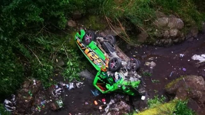 Penampakan pikap masuk jurang di Sirampog, Brebes, Jumat (13/6/2025).