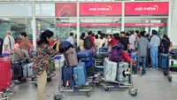 Maskapai mengalihkan sejumlah rute demi keselamatan, menyebabkan antrean panjang, ketidakpastian jadwal, serta keluhan dari penumpang terdampak. REUTERS/Bhawika Chhabra