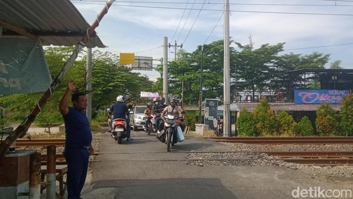Perlintasan KA sebidang Mbah Ruwet, Ceper, Klaten, (13/6/2025) pagi.