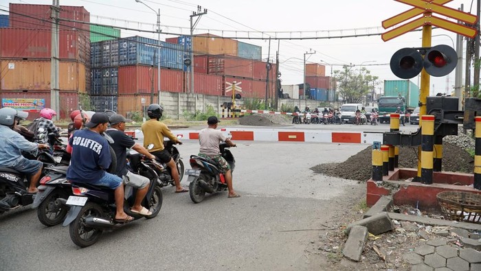 Penampakan perlintasan KA di Jalan Ronggowarsito, Semarang. Foto diunggah Jumat (13/6/2025).