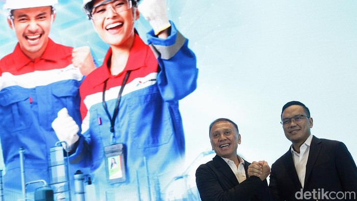 Komisaris Utama PT Pertamina (Persero) Mochamad Iriawan dan Dirut Pertamina Simon Aloysius beserta jajaran direksi berfoto bersama saat memberikan paparan pers terkait capaian kinerja dan hasil Rapat Umum Pemegang Saham (RUPS) PT Pertamina (Persero) di Jakarta, Jumat (13/6/2025).  Pada 2024, Pertamina mencatat pendapatan sebesar US$ 75,33 miliar atau setara Rp 1.194 triliun, EBITDA senilai US$ 10,79 miliar setara Rp 171,04 triliun dan laba bersih senilai US$ 3,13 miliar atau setara dengan Rp 49,54 triliun.