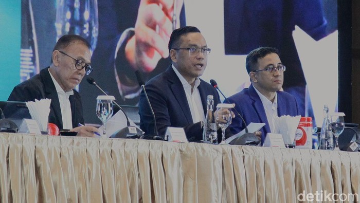Pertamina Beberkan Kinerja 2024 Komisaris Utama PT Pertamina (Persero) Mochamad Iriawan dan Dirut Pertamina Simon Aloysius beserta jajaran direksi berfoto bersama saat memberikan paparan pers terkait capaian kinerja dan hasil Rapat Umum Pemegang Saham (RUPS) PT Pertamina (Persero) di Jakarta, Jumat (13/6/2025). Pada 2024, Pertamina mencatat pendapatan sebesar US$ 75,33 miliar atau setara Rp 1.194 triliun, EBITDA senilai US$ 10,79 miliar setara Rp 171,04 triliun dan laba bersih senilai US$ 3,13 miliar atau setara dengan Rp 49,54 triliun.