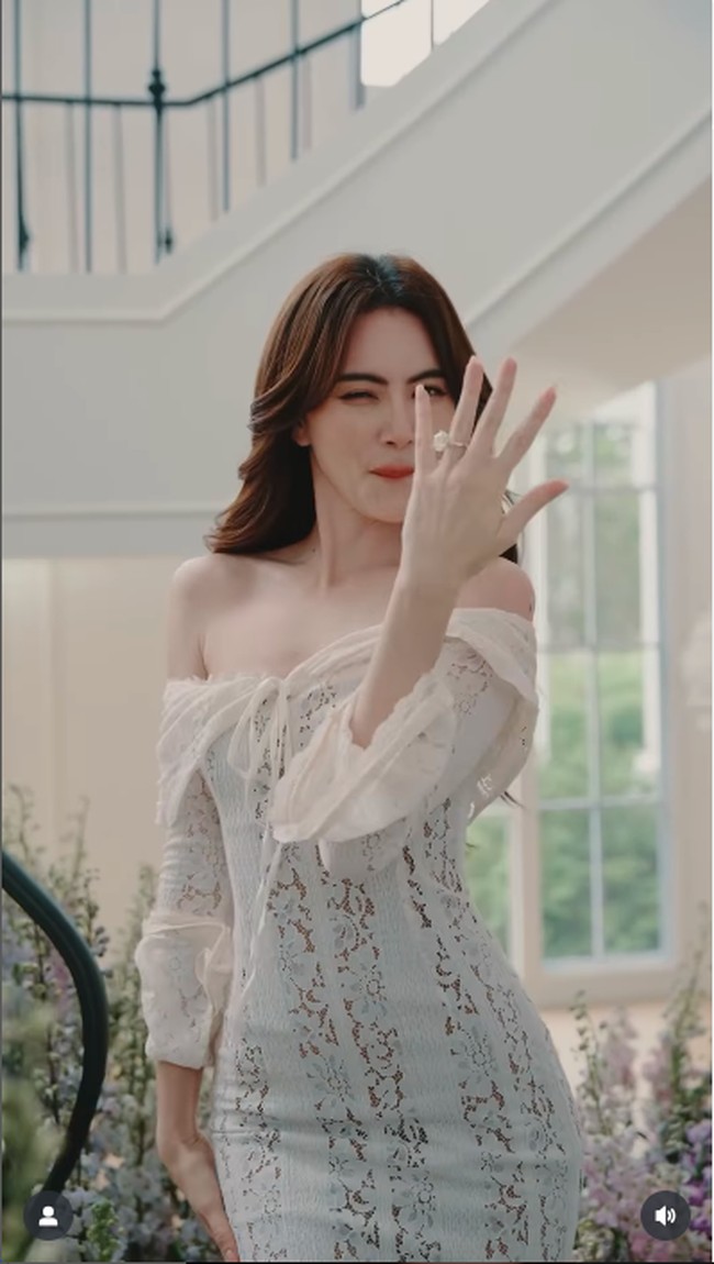 Lamaran dari pria 41 tahun tersebut diterima Davikah dengan sumringah. Davikah pun langsung menciumnya juga memamerkan cincin tunangan. Foto: Instagram @davikah