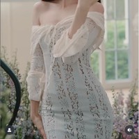 Lamaran dari pria 41 tahun tersebut diterima Davikah dengan sumringah. Davikah pun langsung menciumnya juga memamerkan cincin tunangan. Foto: Instagram @davikah