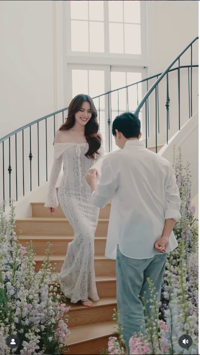 Di Instagram, Davika dan Ter Chantavit mengabadikan momen bahagia tersebut dengan latar yang romantis selagi kompak mengenakan baju warna putih. Sang aktor bersimpuh di hadapan kekasihnya di ruangan penuh dengan bunga. Foto: Instagram @davikah