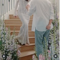 Di Instagram, Davika dan Ter Chantavit mengabadikan momen bahagia tersebut dengan latar yang romantis selagi kompak mengenakan baju warna putih. Sang aktor bersimpuh di hadapan kekasihnya di ruangan penuh dengan bunga. Foto: Instagram @davikah