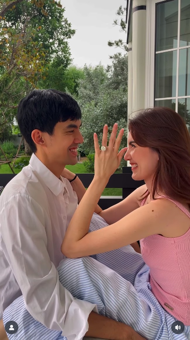 Aktris Davika Hoorne atau yang dikenal sebagai Davikah akan segera menikah. Dalam postingan terbaru, aktris Pee Mak tersebut mengunggah momen romantisnya saat dilamar aktor Ter Chantavit.Foto: Instagram @davikah