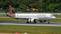 Pesawat Air India AI 379 mendarat darurat di Bandara Phuket, Thailand, Jumat (13/6/2025), setelah awak menemukan catatan berisi ancaman bom saat penerbangan tengah berlangsung. REUTERS/Chalit Saeton
