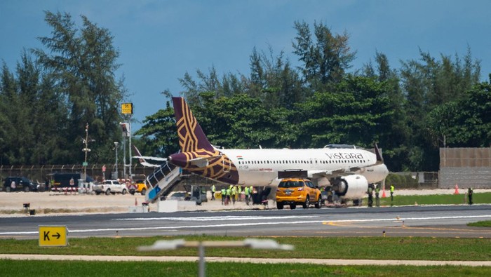 Pesawat Air India AI 379 Mendarat Darurat di Phuket Akibat Ancaman Bom Pesawat Air India AI 379 mendarat darurat di Phuket usai ancaman bom ditemukan di udara. Penumpang dievakuasi, penyelidikan sedang berlangsung.