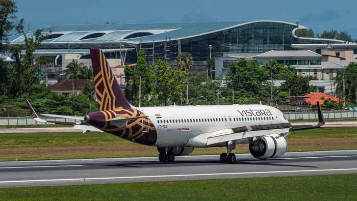 Pesawat Air India AI 379 mendarat darurat di Phuket usai ancaman bom ditemukan di udara. Penumpang dievakuasi, penyelidikan sedang berlangsung.
