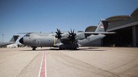 Ruang kargo A400M dapat menampung sembilan palet militer standar, dengan dua palet dimuat di jalur belakang. Secara bersamaan, 54 tentara dapat duduk di kursi samping. Pesawat ini dapat menurunkan pasukan terjun payung dan kargo secara bersamaan. Foto: Dok. Airbus