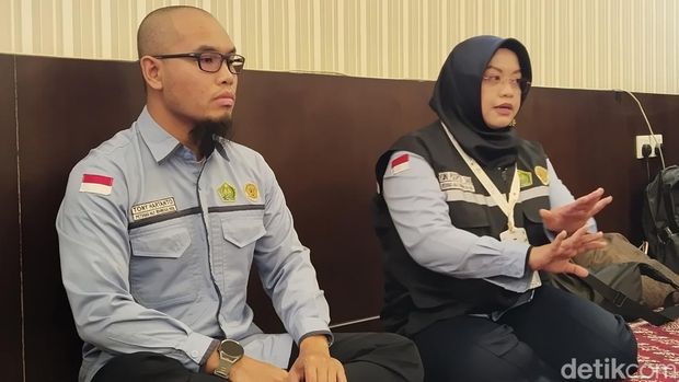 Petugas haji yang melayani jemaah lansia. (Haris/detikcom)