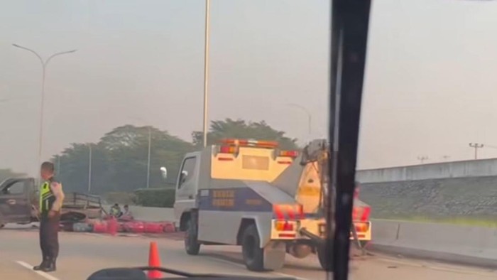 Pikap muatan gas terguling di Tol Cijago, Jumat (13/6/2025) pagi tadi.