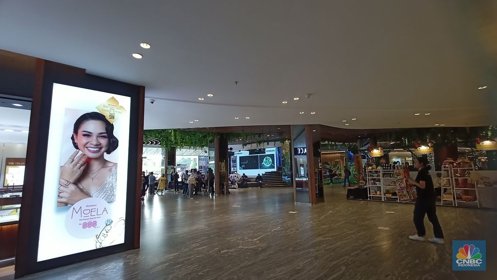 Plaza Semanggi mulai kembali hidup. Pusat perbelanjaan yang berada di segitiga emas Jakarta itu kini sudah mulai banyak didatangi pengunjung setelah melewati proses renovasi di banyak lini, Jumat (13/6/2025). (CNBC Indonesia/Ferry Sandi)