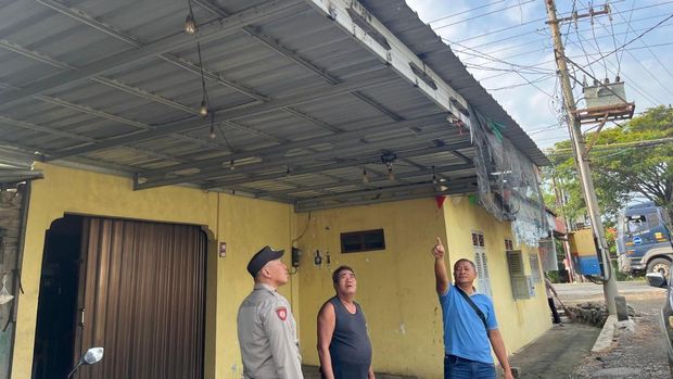 Polisi melakukan olah TKP aksi bakar-bakar yang dilakukan pria yang diduga alami gangguan jiwa di Desa Ketitang Wetan, Kecamatan Batangan, Pati, Jumat (13/6/2025).