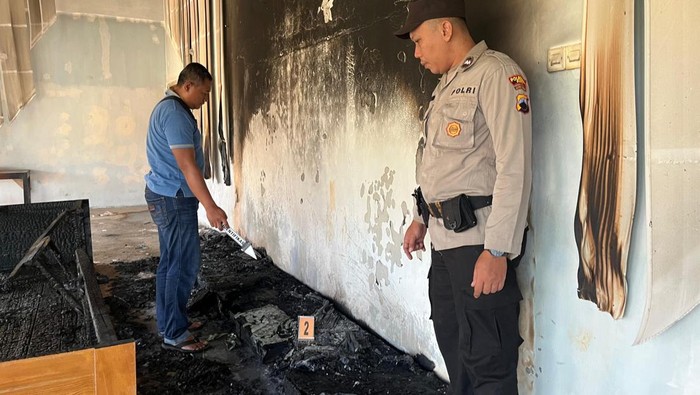 Polisi melakukan olah TKP aksi bakar-bakar yang dilakukan pria yang diduga alami gangguan jiwa di Desa Ketitang Wetan, Kecamatan Batangan, Pati, Jumat (13/6/2025).