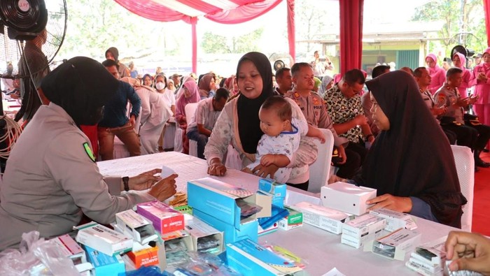 Polres Depok gelar bakti sosial dan bakti kesehatan di TPA Cipayung